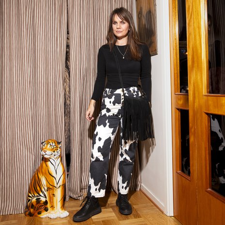  "Lehmäkuosi on kuin klassinen eläinkuosi, mutta twistillä. Pidän myös boho-henkisistä hapsuista." House of sunnyn farkut on ostettu Sellpystä. Suosikkikengät on Rebeccan ystävän suunnittelemat, Gram shoes. Hapsulaukku, Zara.