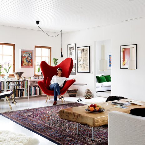 Olohuoneen punainen Happy-nojatuoli syntyi Tuuli Sotamaan kälyn toiveesta, että Tuuli ja veli Kivi Sotamaaa suunnittelisivat jotain iloista. Sohvapöydän on tehnyt sisarusten isä, Taideteollisen korkeakoulun pitkäaikaisena rehtorina tunnettu Yrjö Sotamaa.