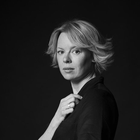 Alma Pöystin mielestä Tove-elokuvan kielivalinta on tärkeä. ”On ihanaa, että kerromme ruotsiksi ihmisistämme, jotka puhuivat ruotsia.”