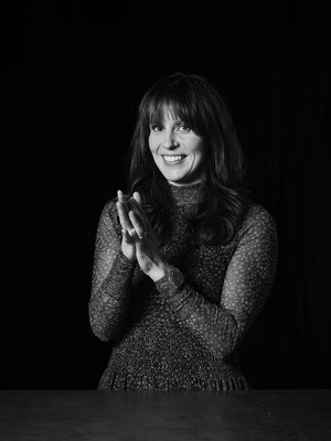  "Ahdistusta saattaa lisätä myös tälle ajalle tyypillinen sisäänpäin kääntyvä luonne. Ihmiset etsivät merkitystä itsestä ja omista mielenliikkeistä, kun se merkitys syntyy paljon paremmin toisten kanssa toimimisen kautta", Katri toteaa.