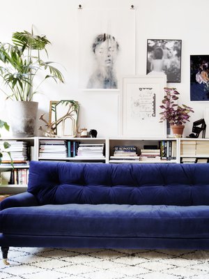 Hurmaava kirkkaansininen samettisohva on ruotsalaisen Melimelin, melimelihome.se.