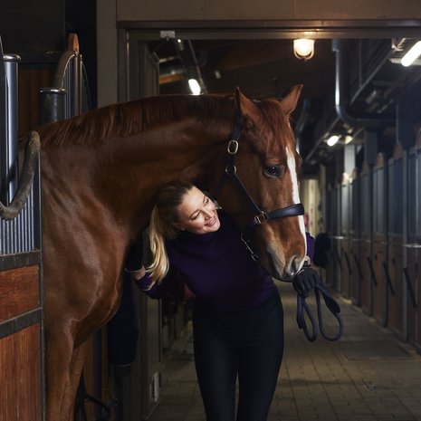 Hevoset ovat olleet tärkeä osa Mian elämää lapsesta asti. Nykyään hänellä on neljä omaa hevosta, joista kuvassa on Astralis.