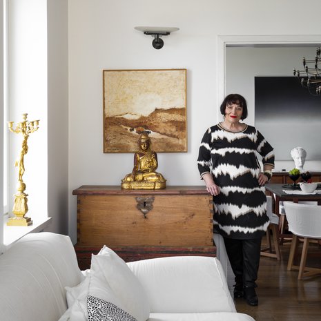 Viveka Uusivirta omistaa sisustusliike Casuarinan. Kullattu Buddha on Burmasta ja arkku Indonesiasta. Seinävalaisin Flos.