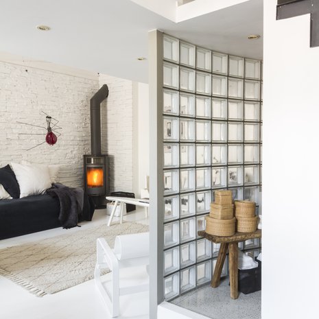 Parvi on kylpyhuoneen,  eteisen ja osin olohuoneen päällä. Lasitiiliseinä erottaa kylpyhuoneen olohuoneesta. Etualalla Alvar Aallon suunnittelema Paimio-tuoli. Seinällä kiipeilee Johannes Rantasalon Verenimijä-veistos.