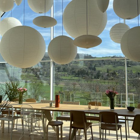 VitraHausin ikkunoista voi ihailla näkymiä Saksan lisäksi myös Sveitsin ja Ranskan puolelle.