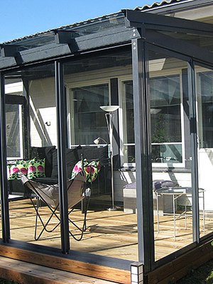 Lasitettu terassi toimii ulko-olohuoneena myös sadesäällä ja viileinä 
vuodenaikoina. Kuva Cover.