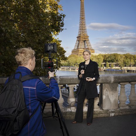 Kun Kira raportoi MTV3-kanavalle Pariisista, Sami Korhonen kuvaa.