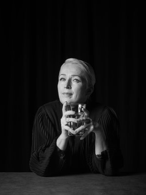 Annan mielestä täydellisyys ei sinänsä kiinnosta ketään. " Päinvastoin, suhtaudumme täydellisiin tyyppeihin intuitiivisesti epäillen: mitä tuo pyrkii piilottelemaan?"