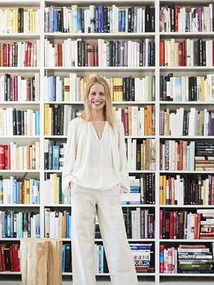 ”Suhtaudun vaateketjuihin samoin kuin supermarketteihin. Jos on mahdollisuus valita, suosin mieluummin pieniä brändejä.” Housut Lemaire. Paita H&M. Sandaalit Samuji.