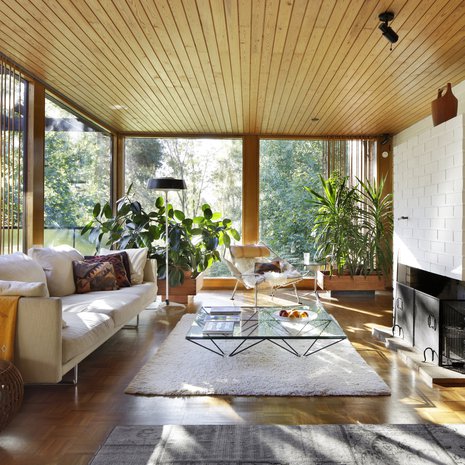 Olohuoneen katto jakoi remontin aikana mieli- piteitä, mutta lopulta se päätettiin säilyttää alkuperäisenä valkoiseksi maalaamisen sijaan. Päätös ei ole kaduttanut, puun sävy tuo avaraan tilaan lämpöä.