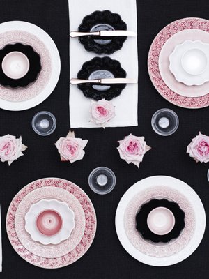 Mateuksen kauniilla astioilla on tehty n&auml;ytt&auml;v&auml; kattaus yst&auml;v&auml;np&auml;iv&auml;ksi: musta sopii t&auml;ydellisesti herk&auml;n vaaleanpunaisen pariksi. Kuva: <span class="photographer"><a href="http://www.mateus.se/" target="_blank">Mateus</a>.</span>