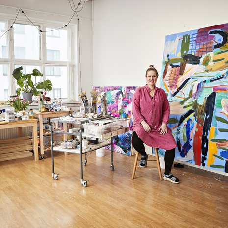 Kuvataiteilija Jenni Vakkilainen huomaa aina päätyvänsä pinkkiin.