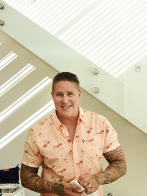 Tomilla ja Minkalla on Sydneyssä iso liuta hyviä ystäviä niiltä vuosilta, jolloin he asuivat kaupungissa. Nyt vanhat tutut ovat päässeet taas istumaan yhdessä illallispöydän äärelle. 