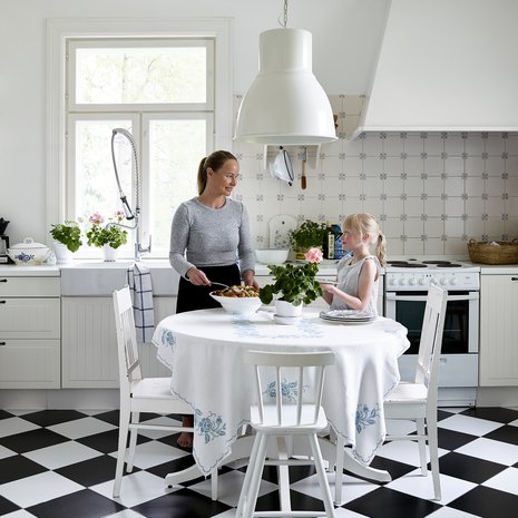 Helkan toive keittiöön oli salmiakkilattia, joka toteutettiin Bauhausin lattialaatoilla. Seinään valittiin Kaakelikeskuksen välimerellinen kaakelimalli. Kaapistot ja valaisin Ikeasta.