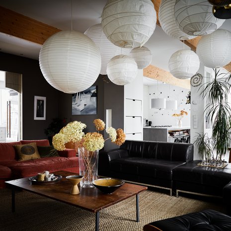 Pia asetteli olohuoneen kattovalaisimet planeettojen muotoon. Suurille sohville mahtuu koko perhe löhöilemään. Samettisohva on kirppislöytö, Askon tuotantoa. Tummanruskea nahkasohva on Ikeasta. Sohvapöytä on tehty vanhasta tiikkisestä kirjoituspöydän kannesta, pöydänjalat ovat entiset hyllyjen kannattimet.