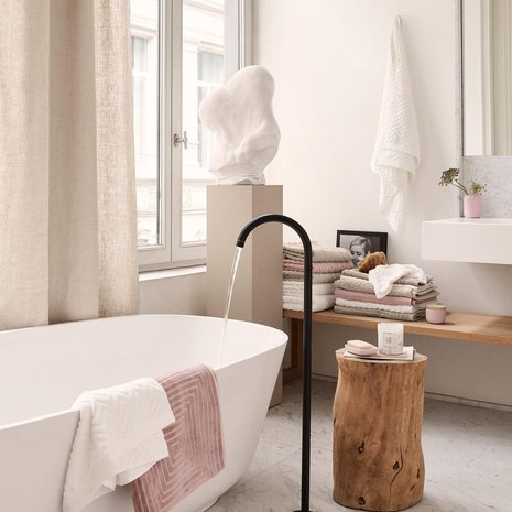 Modernit kylpyhuonekalusteet toimivat vanhassakin talossa, kun materiaalit, kuten marmorilattia, henkivät mennyttä. Jakardikuvioiset kylpypyyhkeet 9,99 e/kpl, H&M Home.