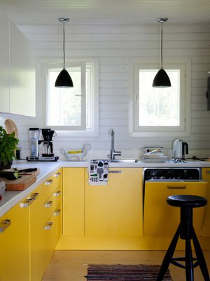 Valkoinen ja keltainen ovat raikas v&auml;ripari, jota on ter&auml;stetty mustilla valaisimilla ja jakkaralla. Peruisv&auml;riyhdistelm&auml;t toimivat aina. Kaapistot ovat Nixi-keitti&ouml;iden Valanti-mallistosta, maalis&auml;vy L301. Valaisimet ovat Bestliten, Rocket-jakkara Eero Aarnion. Kuva Tuomas Kolehmainen.