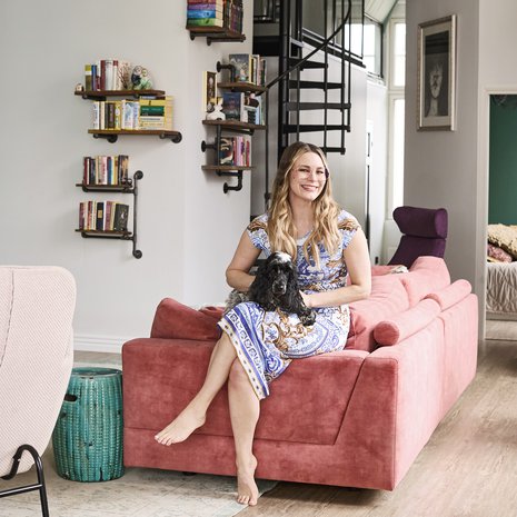 Tuire Krogerus on tuore esikoiskirjailija. Sitä ennen hän teki uran perheyrityksessä ja rikastui sen myynnillä. "Haluan kehittyä kirjailijana ja voittaa palkintoja. Nyt se tuntuu vielä kaukaiselta, mutta haluan joskus kuulua kirjailijoiden piiriin."