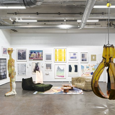 Helsingin Kaapelitehtaalla järjestettävässä TEOS-tapahtumassa yhdistyy taidegrafiikka ja veistostaide. Kuva TEOS 2020 -tapahtumasta.