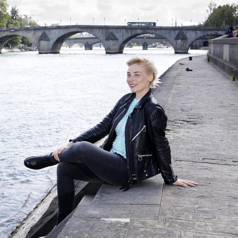 Laura Lindstedt peri Ranska-rakkautensa äidiltään. Ensin hän oppi ruokasanaston.