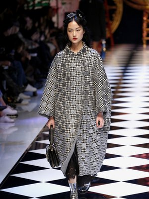 Domenico Dolce ja Stefano Gabbana ovat naisellisen tarinan kerronnan  mestareita. Syksyksi esiteltiin kimalteleva prinsessasatu, joukossa yllättäen myös matalia kenkiä ja käyttökelpoisia takkeja.