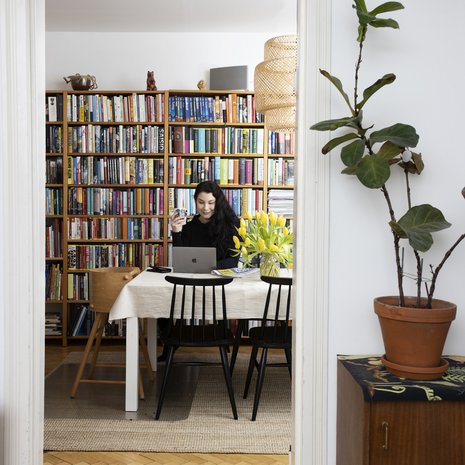 Kun lapset nukkuvat, työt jatkuvat ruokapöydän ääressä.