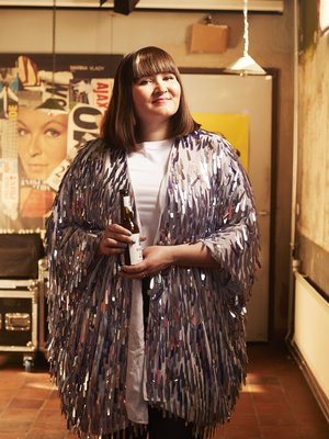 Paljettitakin Anna Brotkin hankki Beyoncé-bileisiin Facebook-kirppikseltä ja se nähtiin myös Aikuiset-sarjassa. 