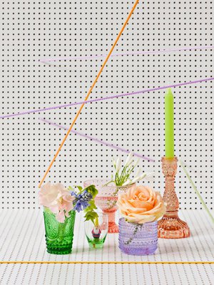 Värikkäät lasit, Isabel B, Iittala ja Tiger. Puutarhatonttukynttilä Stockmannilta.
