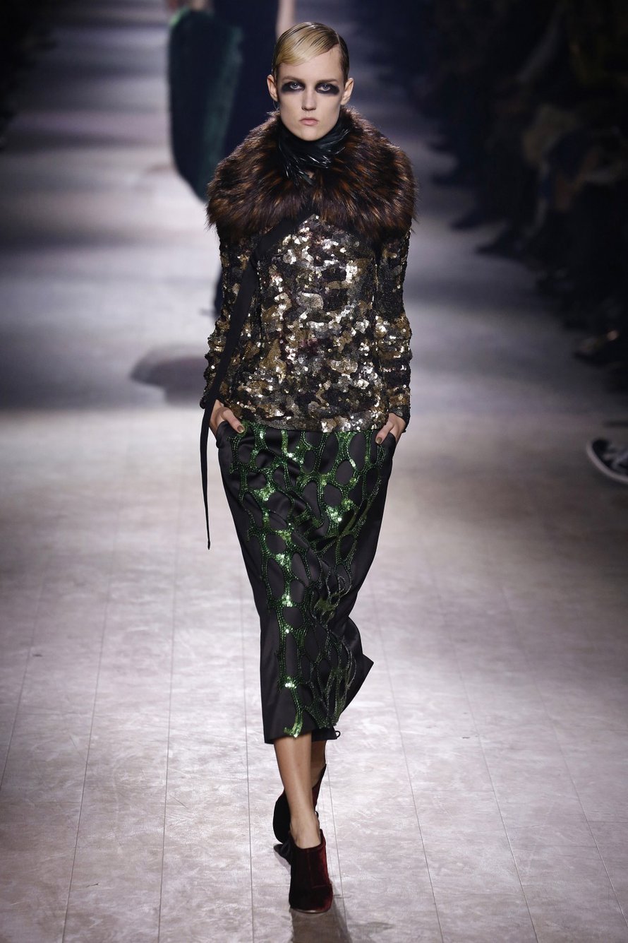 Belgialainen Dries van Noten pettää harvemmin. Myös uusin mallisto on elegantin tyylikäs ja naisellinen, silti särmikäs.