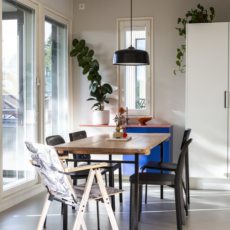 Keittiön ruokailutilan väripilkku on Hanna-Riikan värisuunnittelema senkki, jonka Doorie toteutti. Etualan tuolin on suunnitellut Yrjö Kukkapuro, joka on avantgardistisuudessaan yksi Hanna-Riikan lempimuotoilijoista.