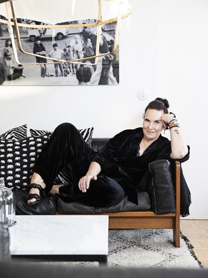 ”Musta on oletus-värini.” Samettiasu Balmuir, korkkarit Flattered. Korva- korut Gauhar.