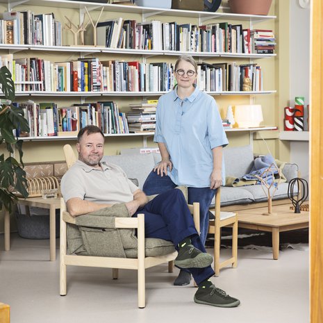  Suunnittelijapariskunta Mika ja Julie Tolvanen toimistollaan Lauttasaaressa