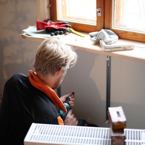 suutarin talossa; ikkunalautojen asennus; lattialistat