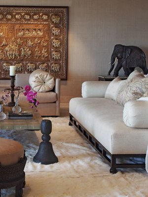 <p><p>Tämä tila on makuuhuoneen oleskelutila. Pöytä teetettiin mittojen mukaan, ja idea kopioitiin miljardiperijä Doris Dukelle kuuluneesta ruokapöydästä. Itämaiseen tyyliin sopivat sohvat suunnitteli Martyn Lawrence-Bullard. Seinävaate on burmalainen ja 1800-luvun loppupuolelta.</p></p>