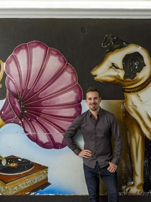 Seinän kokoinen, metallille maalattu His Master´s Voice -mainostaulu löytyi Australiasta. Siitä poimittiin yksiön tummahko väritys. Teemu Muurimäen paita on hänen Formal Friday -mallistoaan.