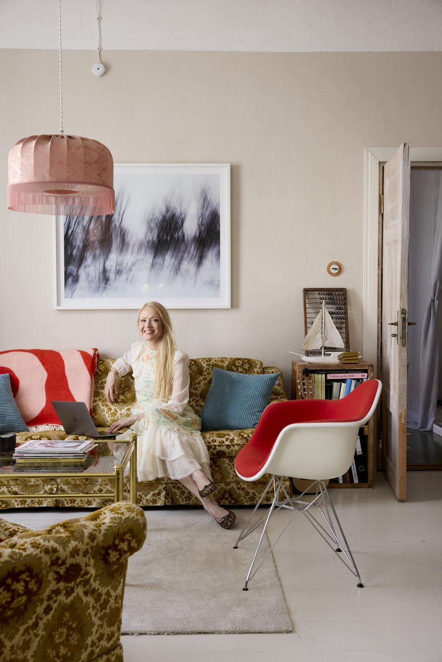 Sohvakalusto on pariskunnan stylistiystävän, Tommy Kilposen, kirpputorilöytö. Valokuvateos on osa Jyrin Kalmankaltio -sarjaa. Monet Eveliinan kirjoista ovat syntyneet sohvalla, myös maaliskuun alussa ilmestyvä historiallisen romaanitrilogian ensimmäinen osa Helga (Into Kustannus), joka kertoo käsityöläisnaisista ja muodin voimasta.