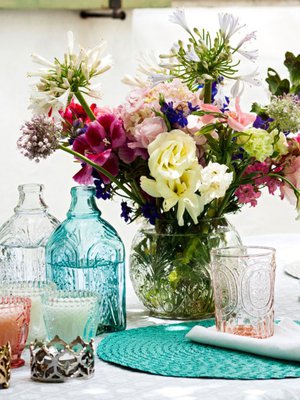 Usein yhden lahjantuojan kukat laitetaan yhteen maljakkoon ja toisen toiseen. N&auml;in maljakot loppuvat kesken ja kukka-asetelmista tulee perinteisi&auml;. Saat aikaan n&auml;ytt&auml;v&auml;n kimpun, kun yhdistelet erilaisia lahjakukkia samaan maljakkoon. Viel&auml; mielenkiintoisempia asetelmia saat, kun poimit maljakoihin etuk&auml;teen oman puutarhasi kasveja ja yhdistelet lahjakukkia niiden sekaan. Kuva H&amp;M Home.