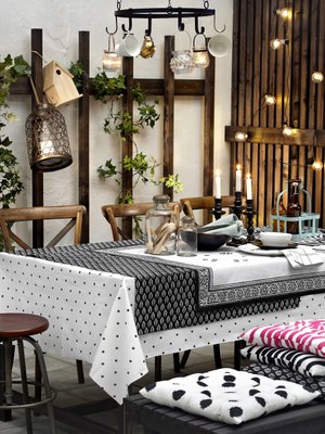 Leikittele valoilla ja mustavalkoisuudella. Mustaksi maalattu kattokruunu, 15,95 e, Ellos.