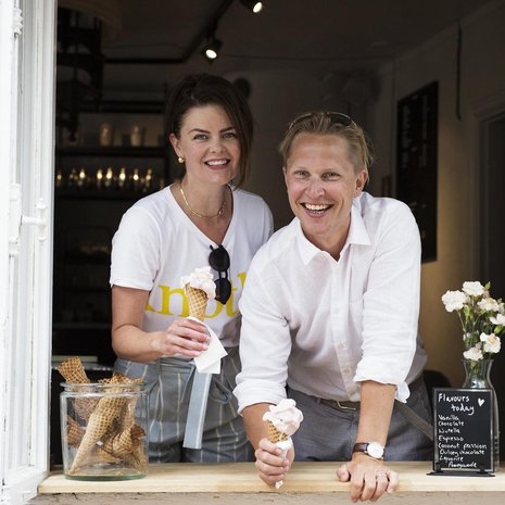 Johanna ja Riku Stenros palvelevat kesäisin turisteja, muina aikoina bisnesmatkailijoita.