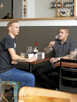 TOMI POIKKEAA silloin tällöin Soil Wine Roomissa juomassa lasin viiniä ja syömässä tapaksia. Ravintoloitsija Matti Romppanen ja Tomi ovat hyviä ystäviä, jotka treffatessaan puivat ravintolamaailman uusia käänteitä.