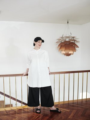  Housut ja lippis ovat Yohji Yamamoto x Adidas (Y-3) mallistosta. Valkoinen tunika on Harris Wharf Londonin. 