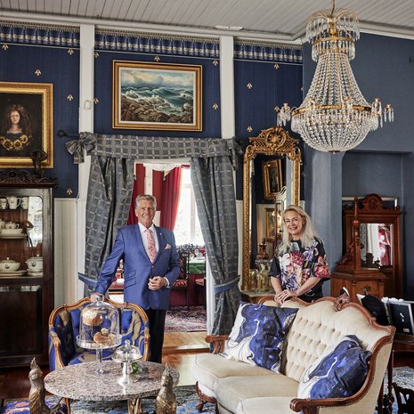 Reijo on esteetikko ja tykkää myös voimakkaista väreistä, mutta Johanna on päävastuussa sisustuksesta. "Vierastan ajatusta täysin valkoisesta kodista."