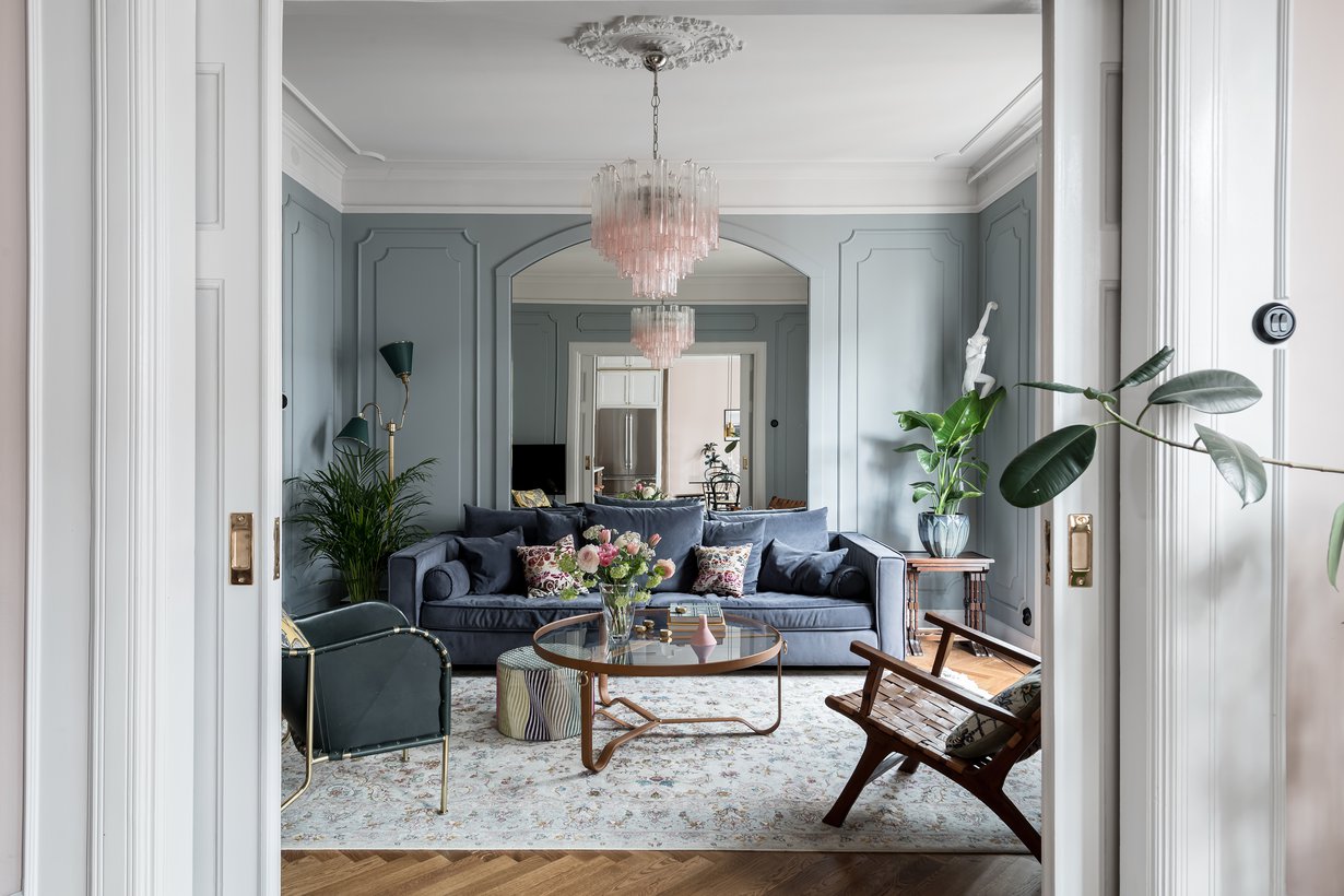 Koristelistat seinillä luovat arvokasta ilmettä vanhaan taloon. Listat ja kuva D-cor.