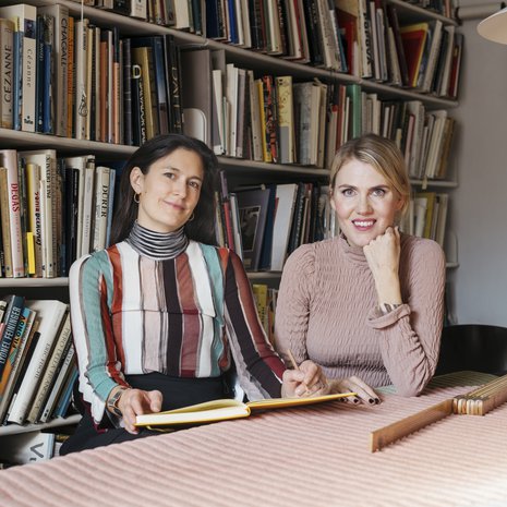 Juslin Maunula -brändin perustajat, arkkitehti Lilli Maunula ja  vaatesuunnittelija Laura Juslin.