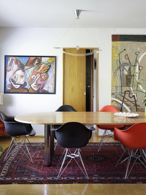 Alakerrassa  elämä  keskittyy Jouko Järvisalon suunnitteleman suuren ruokapöydän ympärille. Vitran värikkäät Eames-tuolit ovat viimeisin hankinta kotiin. Keittiöön johtavan oven oikealla puolella on norjalaisen Arvid Pettersenin teos ja vasemmalla on hollantilaisen Lucebertin teos. Kaksi teosta päällekkäin vasemmalla ovat Perttu Näsäsen töitä. Eteisessä on Jarmon tyttären Rauha Mäkilän työ.