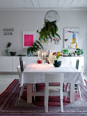 Ruokasalin pöytä on teetetty paikallisella puusepällä. Matto on Moritzin äidin lahja lapsenlapselleen.