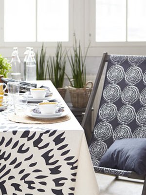 <p><p>Vaikka tiput ja muut söpöläiset ovat ihania pääsiäiskattauksessa, myös pienieleinen ja hengittävä kattaus tekee minuun vaikutuksen. Neutraaleja värejä piristettynä keltaisella - virkistävää! Kuva: <span class="photographer">Kodin 1 Anno</p></p></span>