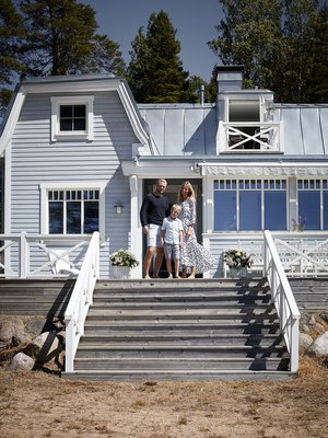 Sean, Vilma ja Tyson rakastavat vanhan huvilansa henkeä. Merenpuoleiselta terassilta laskeudutaan portaikkoa suoraan hiekkarannalle.