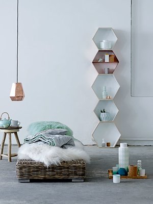 Ihan v&auml;h&auml;n minttua ja viel&auml; v&auml;hemm&auml;n vaaleanpunaista mutta toimii! Haaleat s&auml;vyt ovat harmonisia ja kerrostettuina luovat my&ouml;s yll&auml;tyksellisyytt&auml;. Sek&auml; kuusikulmiot ett&auml; p&auml;iv&auml;vuoteet ovat muuten todella in. Kuva: <span class="photographer">Bloomingville.</span>