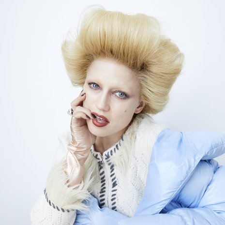 Chisu hurmasi mallina syyskuun muotijutussa. Meikki ja hiukset: Miika Kemppainen. Tyyli: Mikko Vainio. Kuvaajan assistentti Jari Hämäläinen.